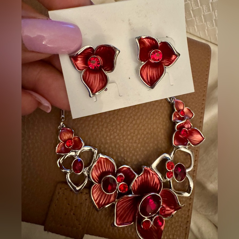 Elegant Red Floral Necklace and Earring Set - Picture 3 of 4